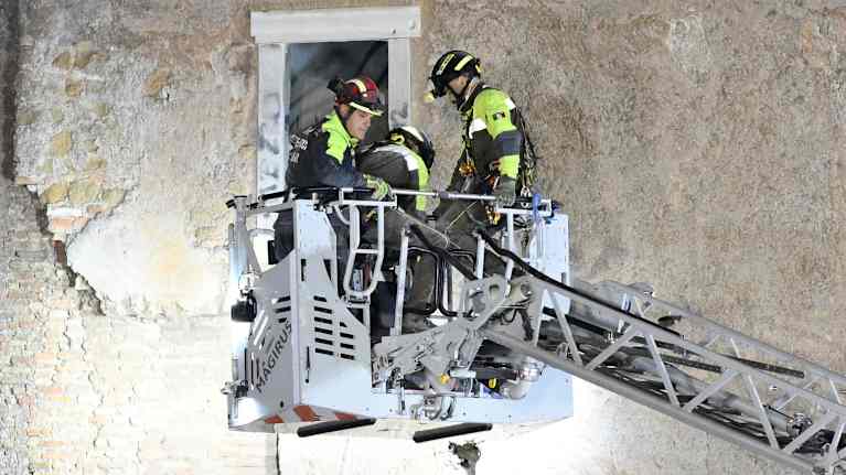 Pelastustyöntekijät pelastavat loukkuun jäänyttä korjaustyöntekijää tornista.