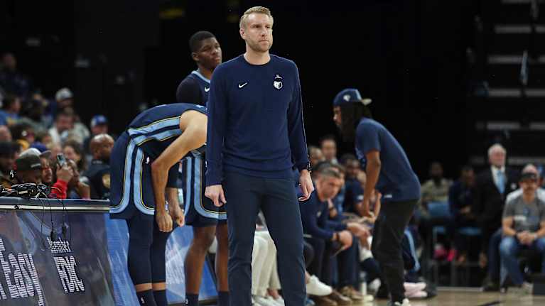 Tuomas Iisalo seisomassa kentän laidalla.