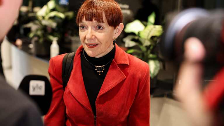 Syyttäjät seisovat Turun oikeustalon käytävällä.