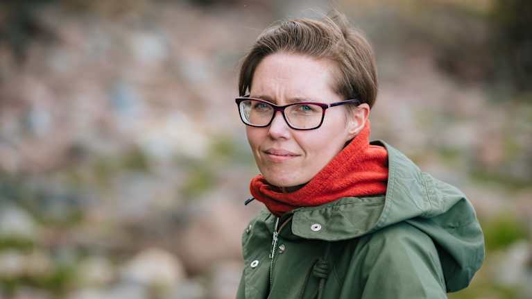 Porvoolainen Erika Englund katsoo kohti kameraa yllään vihreä takki.