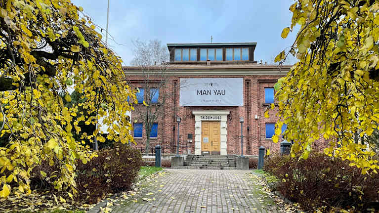 Tampereen Taidemuseon sisäänkäynti kuvattuna syksyisenä, pilvisenä päivänä.