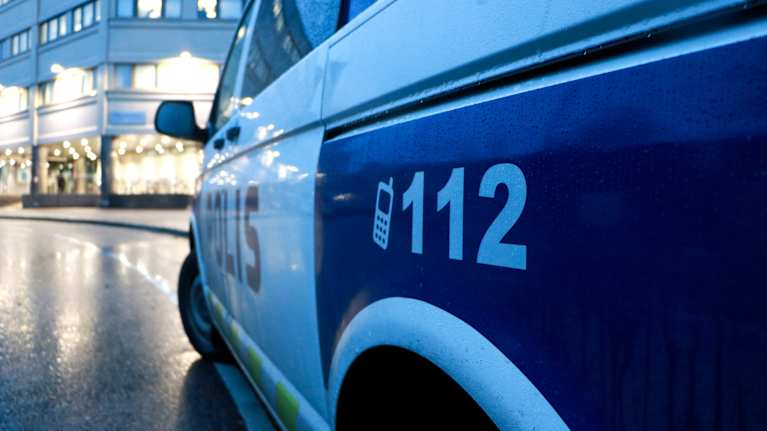 Poliisiauto Helsingissä Pasilan poliisitalon edustalla.
