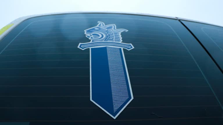 Polislogon på en polisbil.