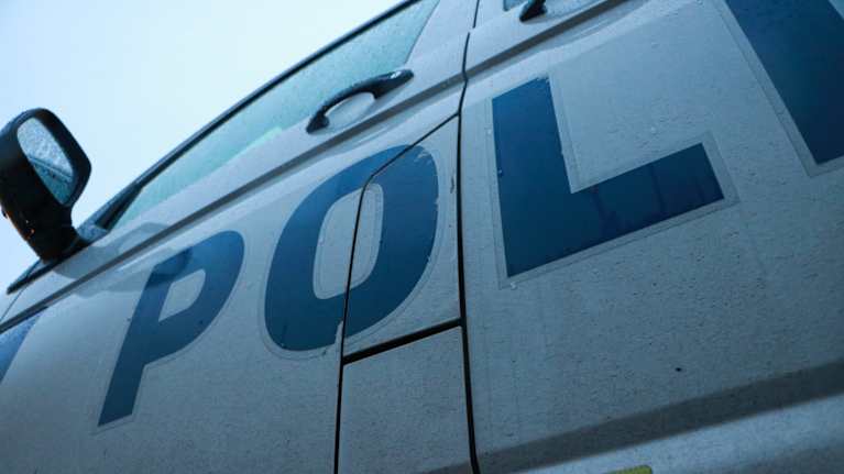 Poliisiauton kylki.