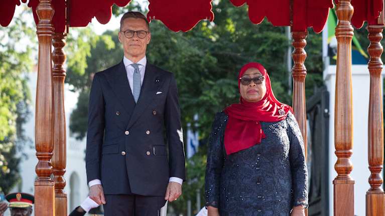 aleksander Stubb ja Tansanian presidentti Samia Suluhu Hassan seisovat punaisella matolla Tansaniassa.