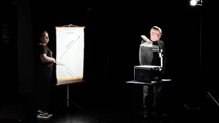 Puolangan pessimistien esitykseen Mitätön show kuuluvat piirtoheitinsulkeiset ovat käynnissä.