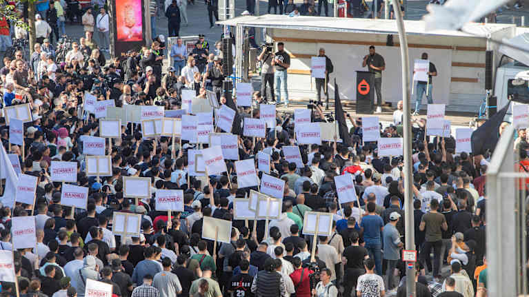 Muslim Interaktiv -järjestön mielenosoitus Hampurissa. Väkijoukko on kokoontunut protestiin tai mielenosoitukseen.