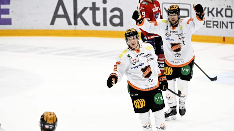 KooKoon pelaajat juhlivat maalia.