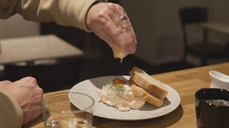 Jani Honkavaara puristaa tottuneesti sitruunaa skageninsa päälle.