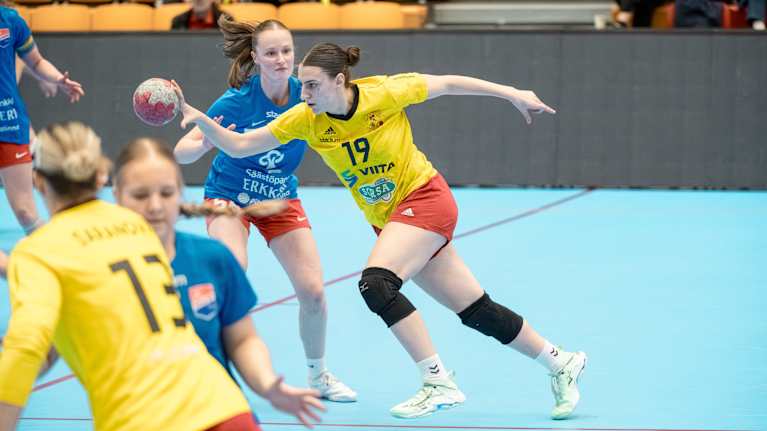 Nainen juoksemassa käsipallopelissä.