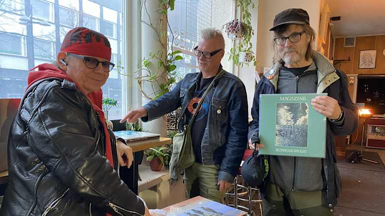 Jouni Kukkonen, Atte Paju ja Kari Tikka tekivät levyostoksia Nuijamiehen aulassa.