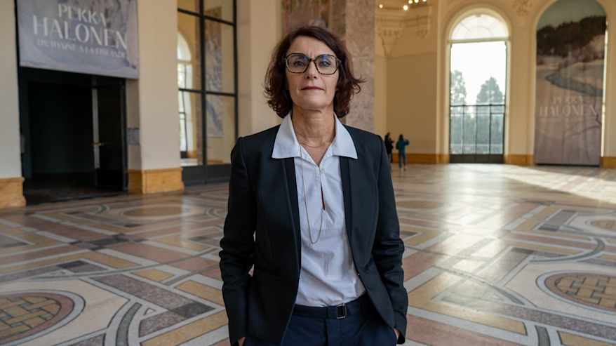 Petit Palais'n johtaja Annick Lemoine seisoo museon aulassa.