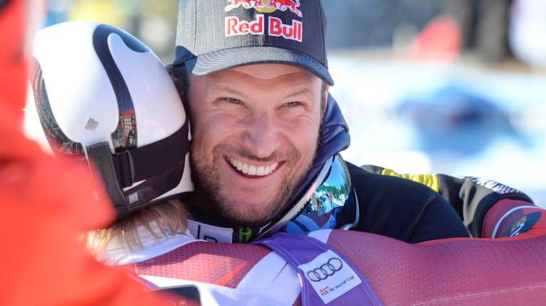 Aksel Lund Svindal saa Aleksander Aamodt Kildeltä onnitteluhalauksen.