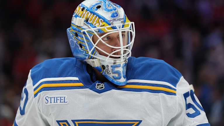 Jordan Binnington on Bluesin veskari.
