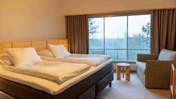 Pikku-Syötteen uudistettu hotellihuone, jossa materiaaleina on käytetty massiivipuuta, graniittia ja villaa.