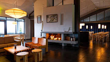 Hotelli Pikku-Syötteen oleskelutila ja ravintola. Kuva otettu 27.10.2025.