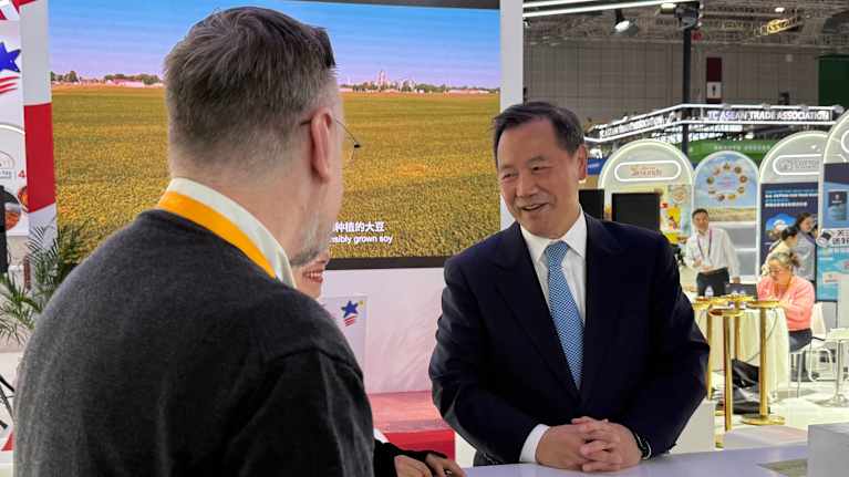 Eric Zheng puhuu ja hymyilee Shanghain tuontimessuilla.