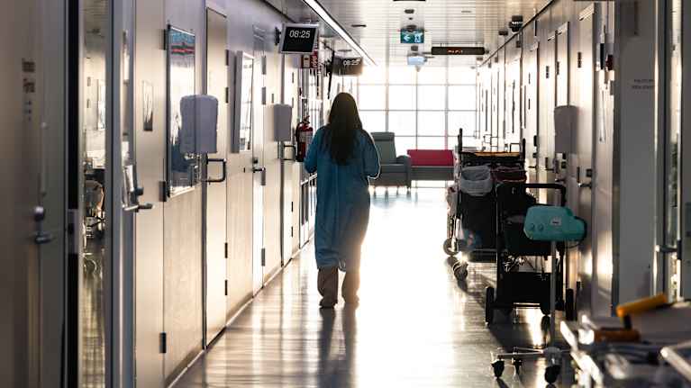 Raskaana oleva nainen kävelee Naistenklinikalla.