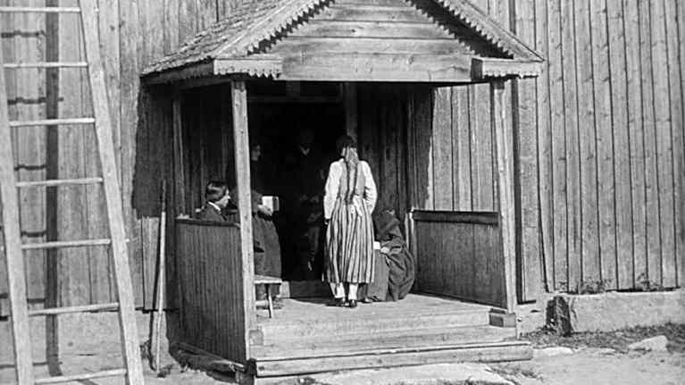 Kuvakaappaus Pohjalaisia-elokuvasta vuodelta 1925, kuvassa Maija menee seuroihin.