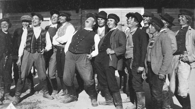 Häjyt pihalla Pohjalaisia-mykkäelokuvassa vuodelta 1925.