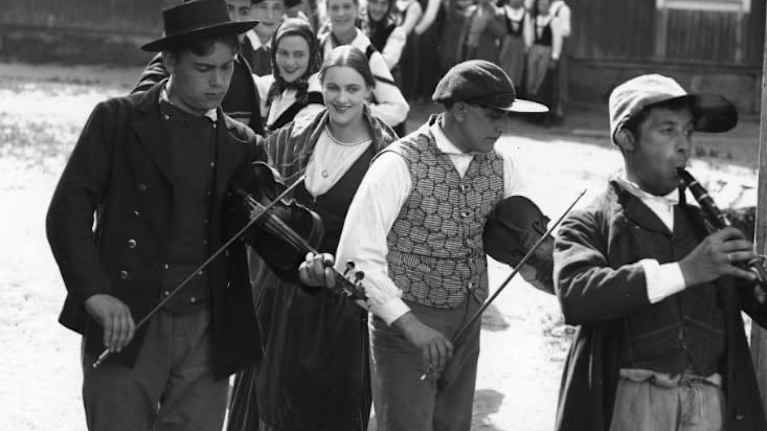 Kuvakaappaus Pohjalaisia-elokuvasta vuodelta 1925, kuvassa soittajat.