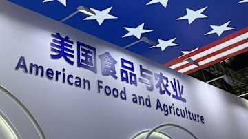 Yhdysvaltalaisten elintarviketuottajien yhteisosasto on koristettu Shanghaissa tähtilippukuvioin.