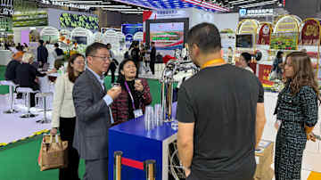 Messut vieraat maistelivat amerikkalaisesta viljasta valmistettuja oluita Shanghaissa.