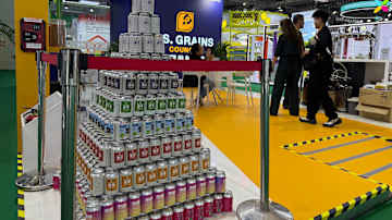 Oluttölkkien pyramidi koristi Yhdysvaltain viljantuottajien osastoa.