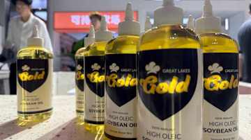 Soijaöljypulloja oli näytteillä Shanghain messuilla.