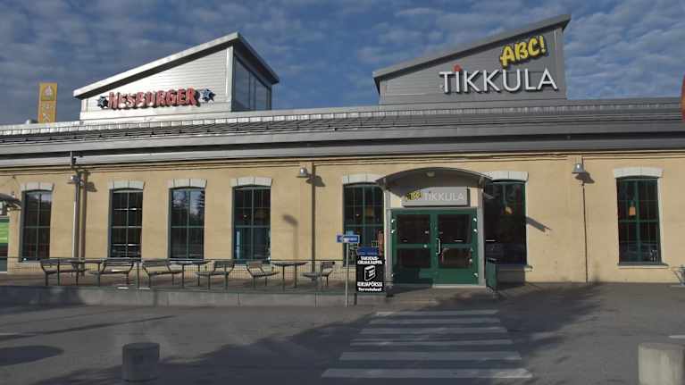 Keltainen berotnirakennus. Peltikatto.