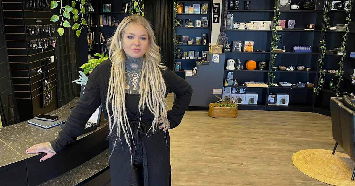 Julia Mäkelä, 24, perusti noitakaupan Kurikkaan ja tiesi, että edessä on ongelmia: ”Huuteluun varauduin, ilkivaltaan en” | Etelä-Pohjanmaa