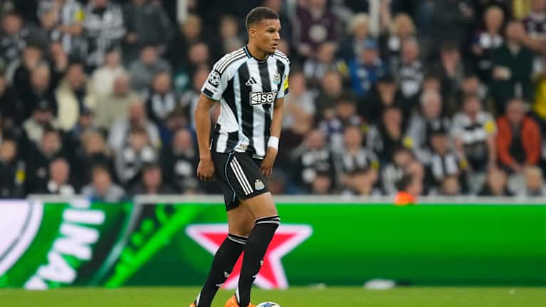 Malick Thiaw kuljettaa jalkapalloa ottelun aikana.