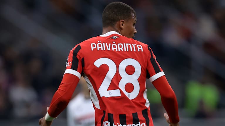 Malick Thiaw kantoi äitinsä sukunimellä varustettua pelipaitaa AC Milanissa toukokuussa 2025.