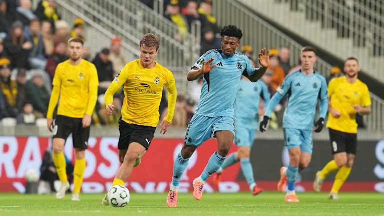 Jaakko Oksanen kuljettaa palloa Slovan Bratislavaa vastaan Tampereella.