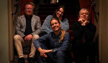 ”Tämä on aika epätodennäköinen kokoonpano” – Airolan näyttelijäsiskot keikkailevat maailmalla Kino-orkesterinsa kanssa | Yle Kulttuuri