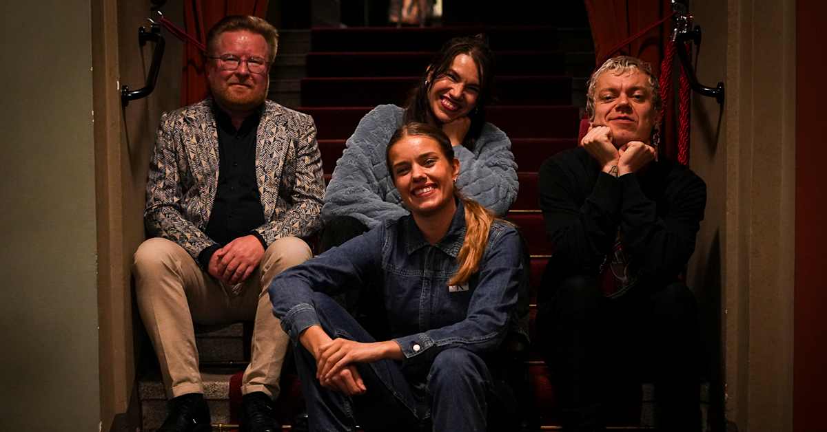 ”Tämä on aika epätodennäköinen kokoonpano” – Airolan näyttelijäsiskot keikkailevat maailmalla Kino-orkesterinsa kanssa | Yle Kulttuuri