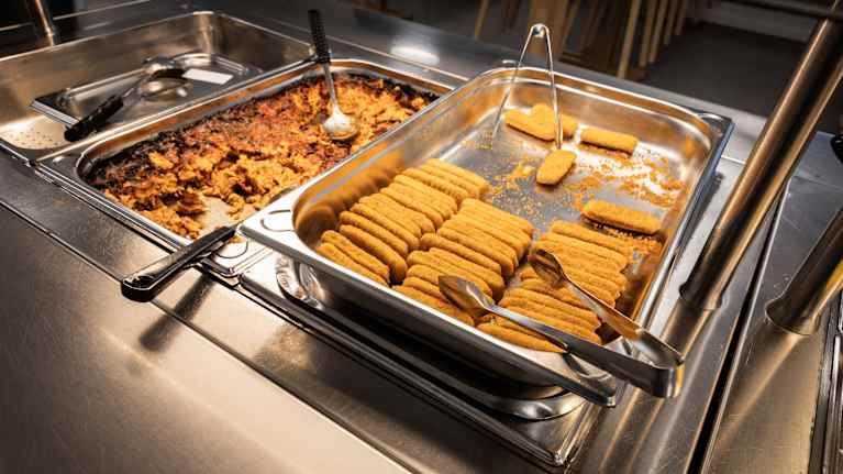 Virekon kouluruokaa Tuupalan yhtenäiskoulun ruokalassa Kuhmossa. Kalapuikkoja ja edellispäivän lasagnettea.