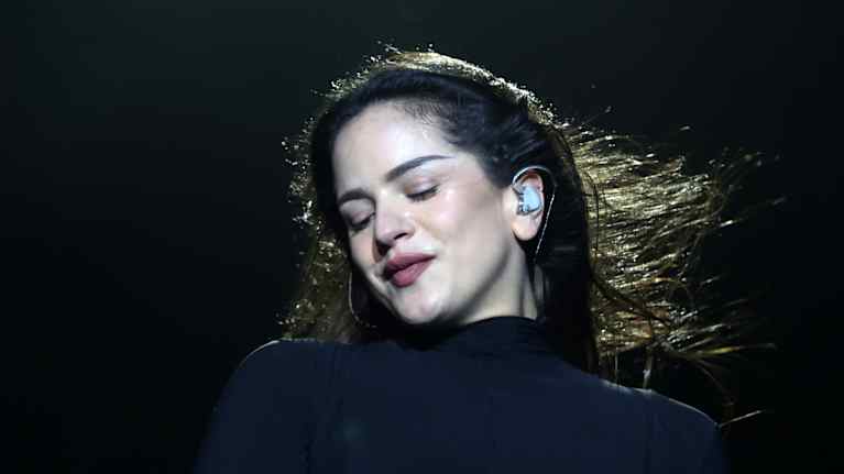 Rosalia esiintyy lavalla.