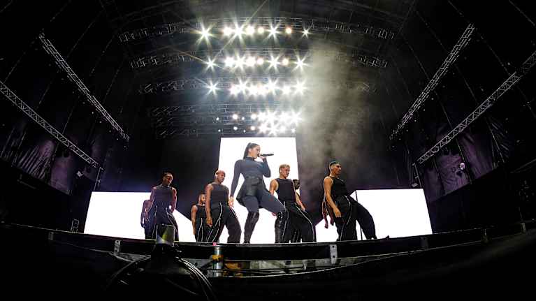 Rosalia esiintyy tanssiryhmänsä kanssa lavalla.