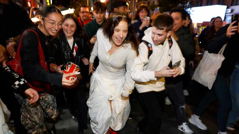 Rosalia kävelee faniensa ympäröimänä.