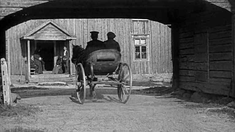 Pohjalaisia-mykkäelokuvan seurapaikka, jonka tunnistamiseen Kavi toivoo yleisön apua.