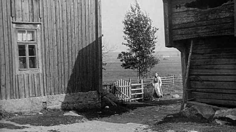 Pohjalaisia-mykkäelokuvan seurapaikka, jonka tunnistamiseen Kavi toivoo yleisön apua.