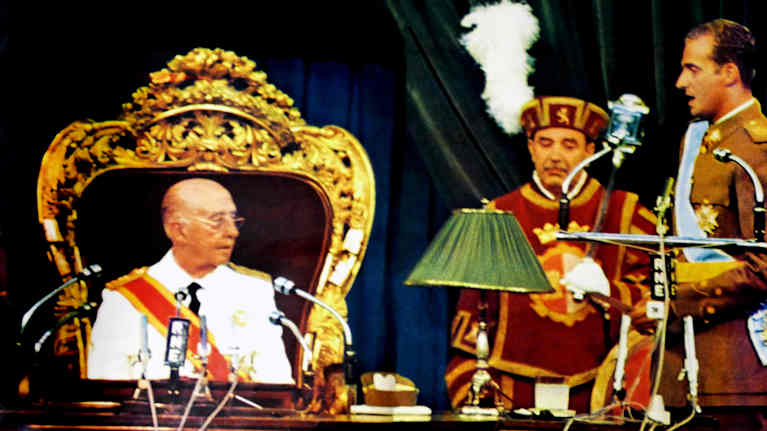 Espanjan tuleva kuningas Juan Carlos vannoo uskollisuutta Fransisco Francolle.