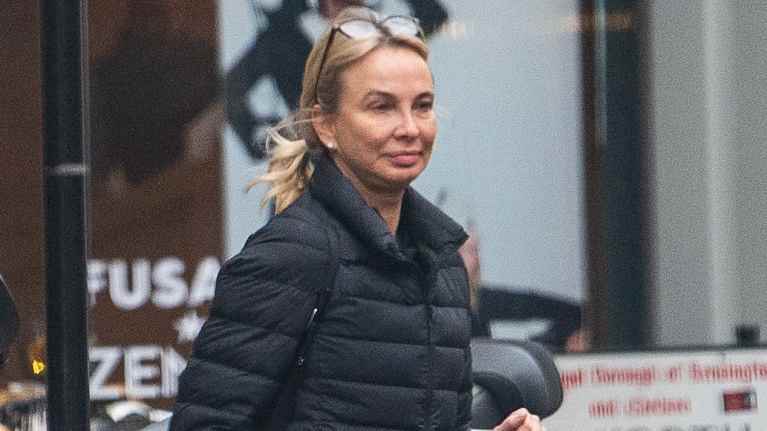 Corinne Larsen kävelee kadulla.