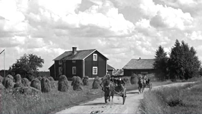 Pohjalaisia-elokuvan (1936) Antin paluu -kohtauksen talo ja pihapiiri kaipaavat myös tunistamista. 