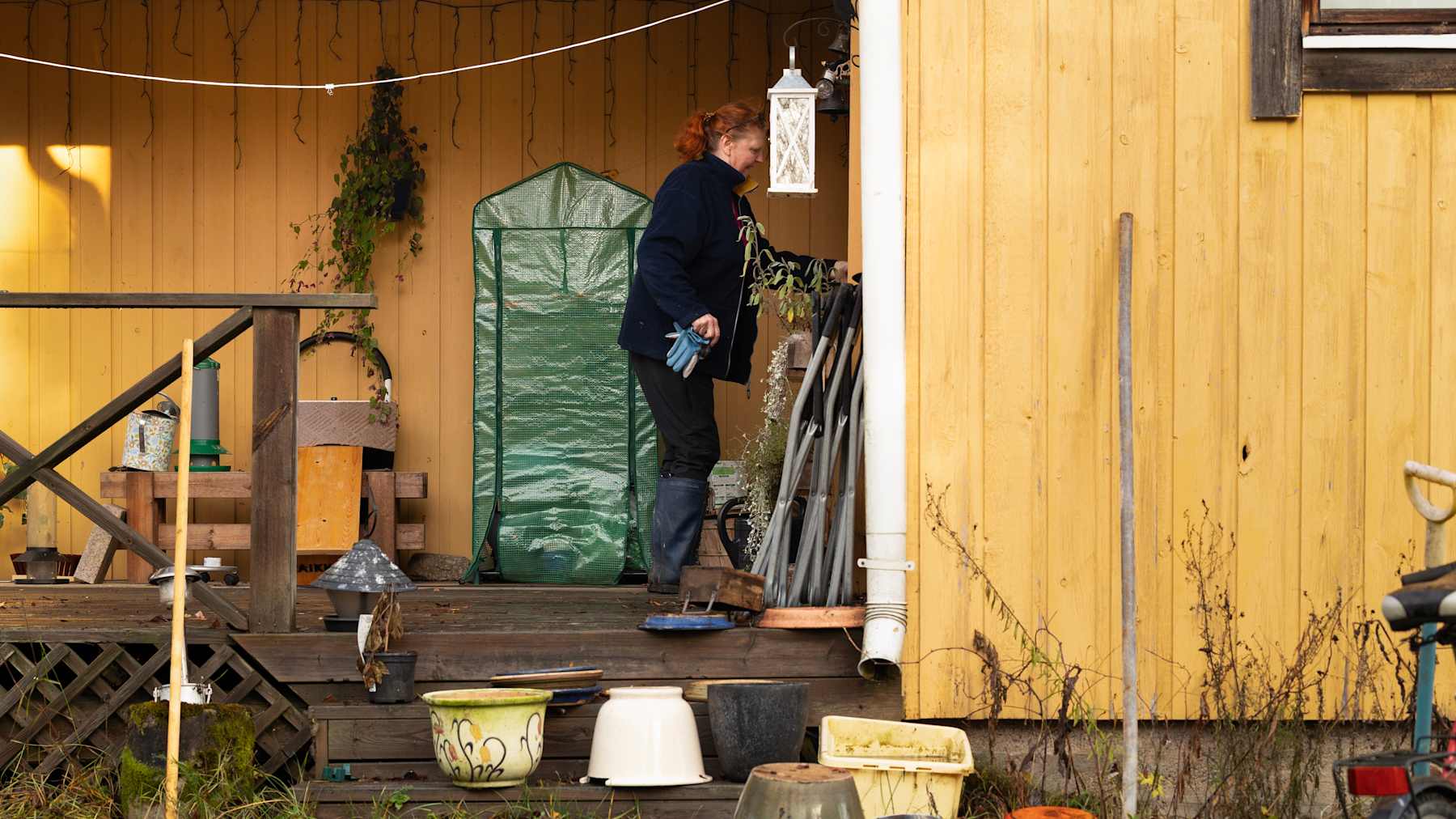 Marja-Liisa Pietiläinen menee kotinsa ovesta.