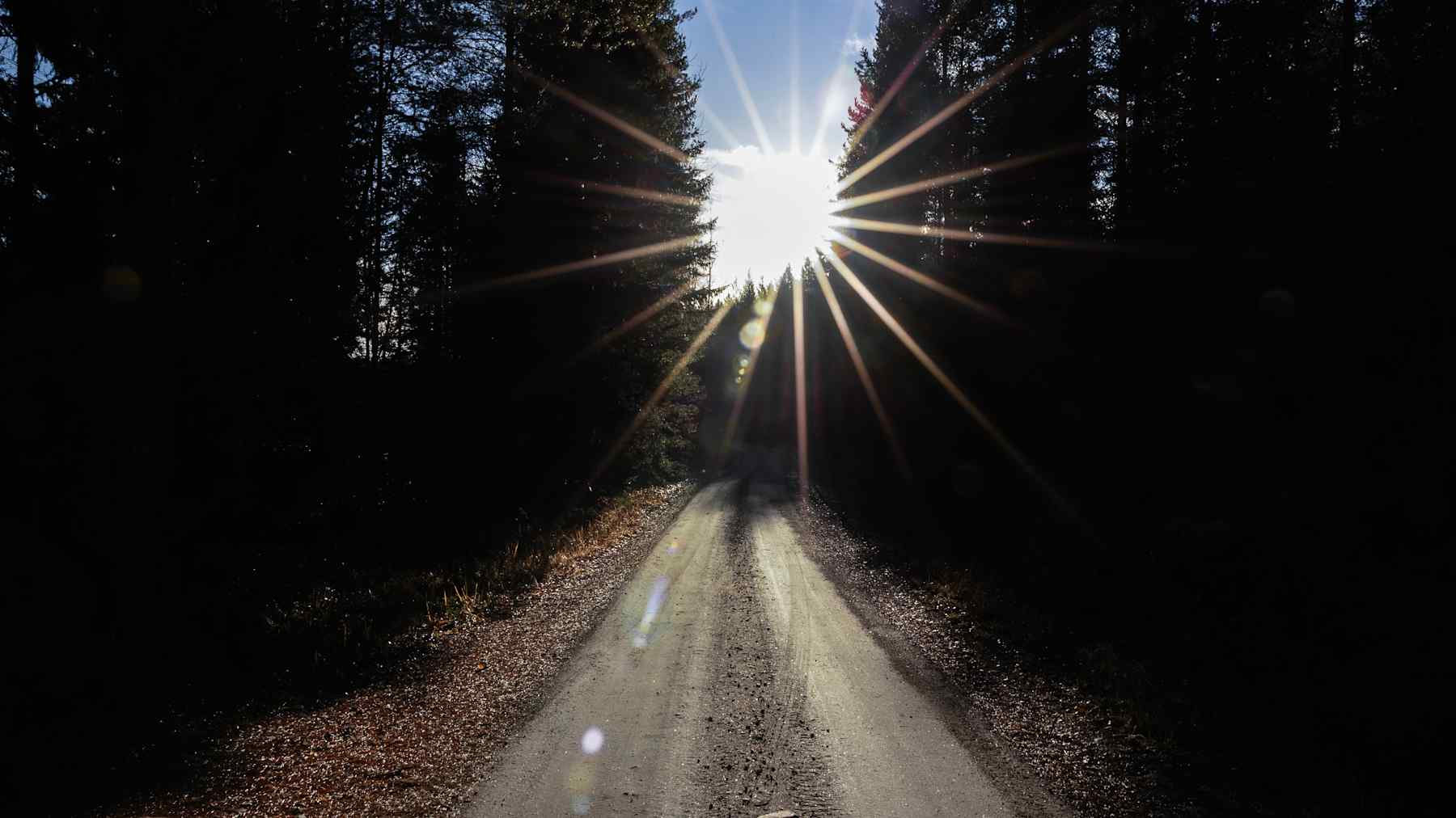 Aurinko paistaa soratien yllä.