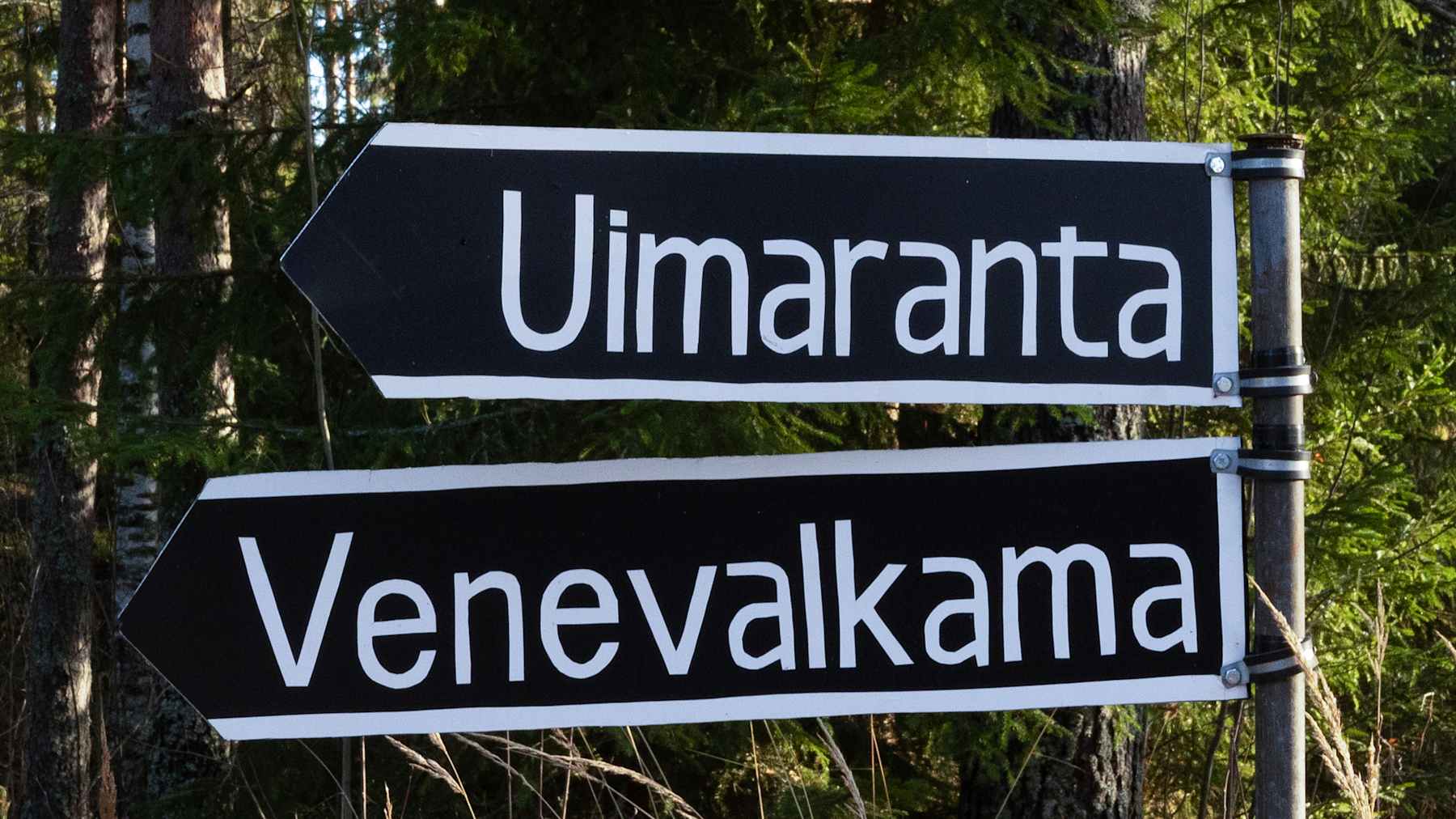 Uimarannan ja venevalkaman kyltit.