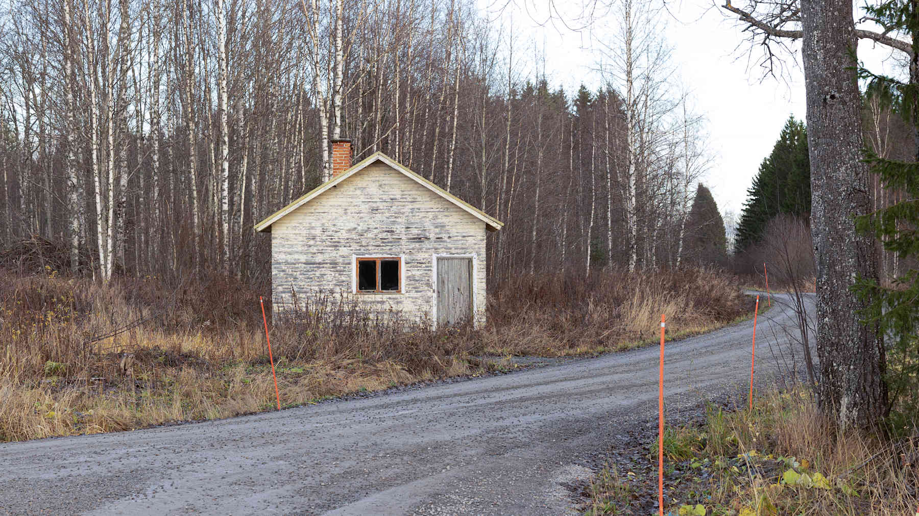 Autioitunut rakennus tien vieressä.