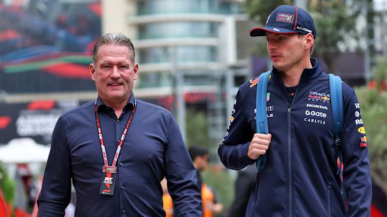 Jos Verstappen ja Max Verstappen kävelevät F1-varikolla.